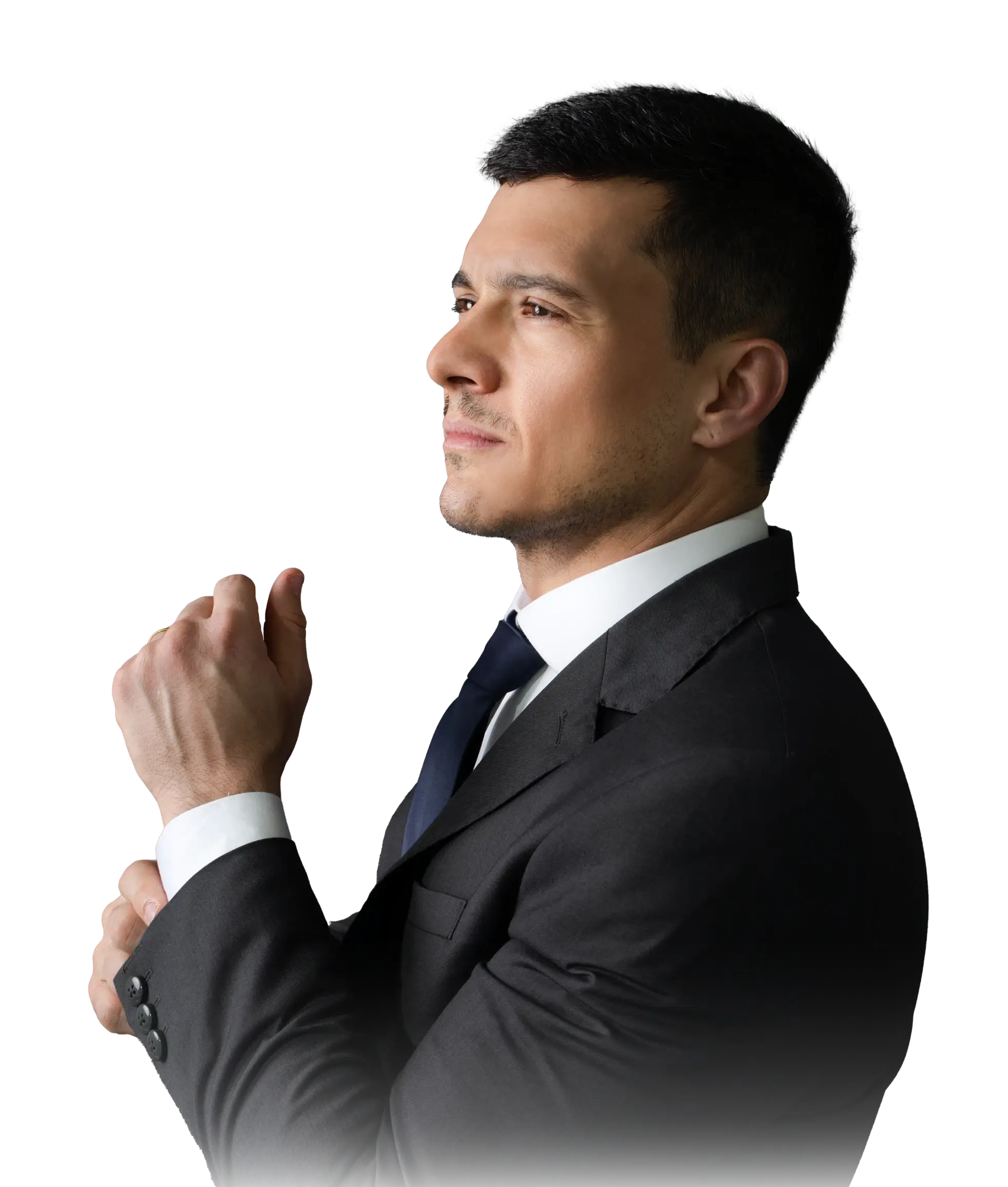 Homem de terno ajustando a gravata.