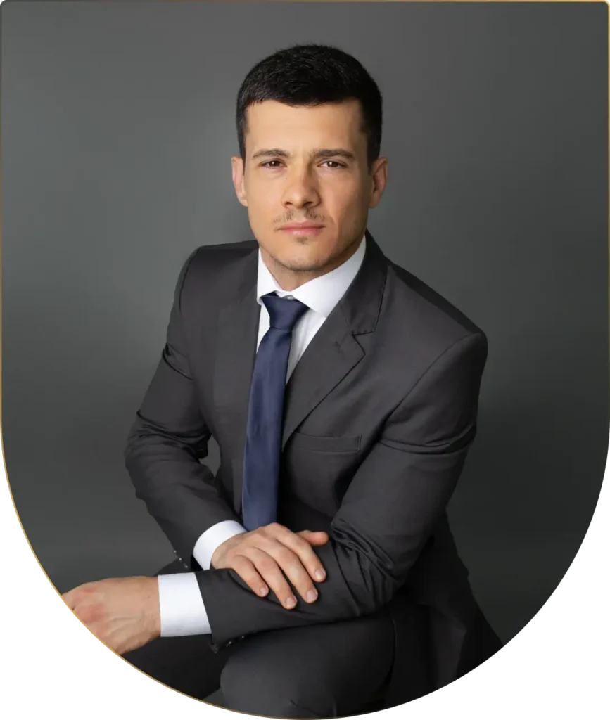 Homem de terno posando para foto.